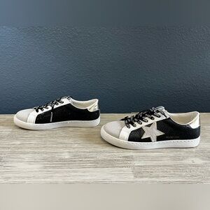 GREAT CONDITION!!! Vintage Havana Bianca Black and White Sneakers